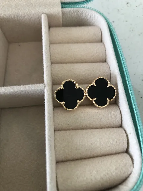 Brinco Trevo de Quatro Folhas Preto - Banhado a Ouro 18k