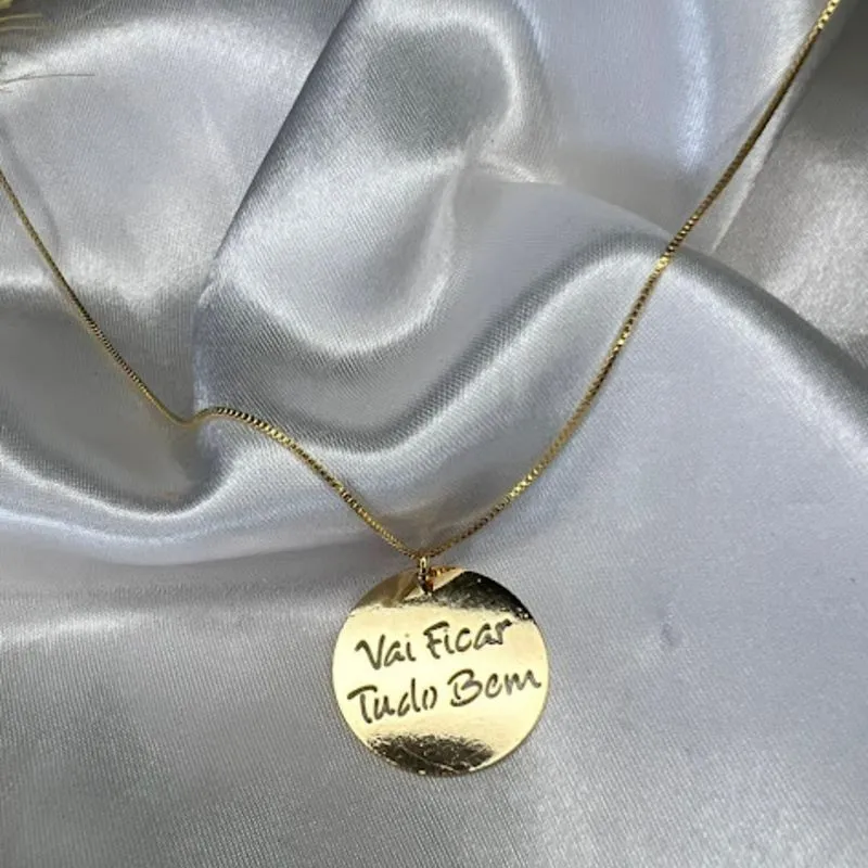 Colar Pingente Medalha Frase Vai Ficar Tudo Bem - Banhado a Ouro 18k