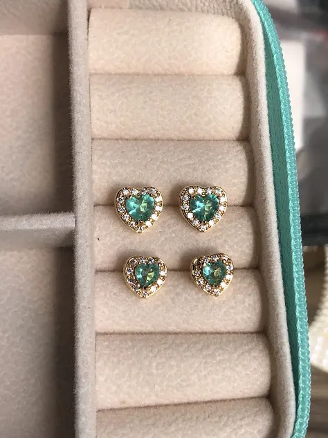 Dupla de Brincos Coração Verde Turmalina Cravejados - Banhado a Ouro 18K