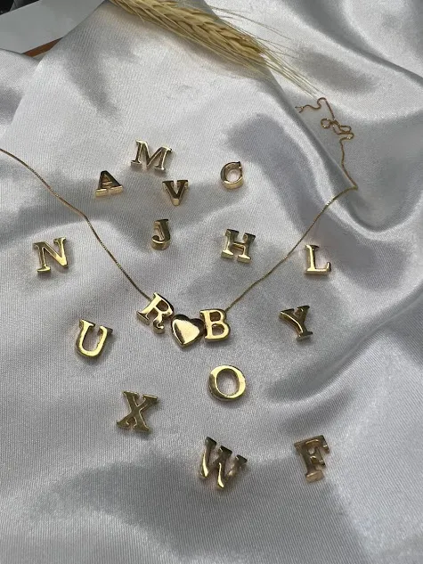 Colar Personalizado com Letra Lisa Pequena - Banhado a Ouro 18K