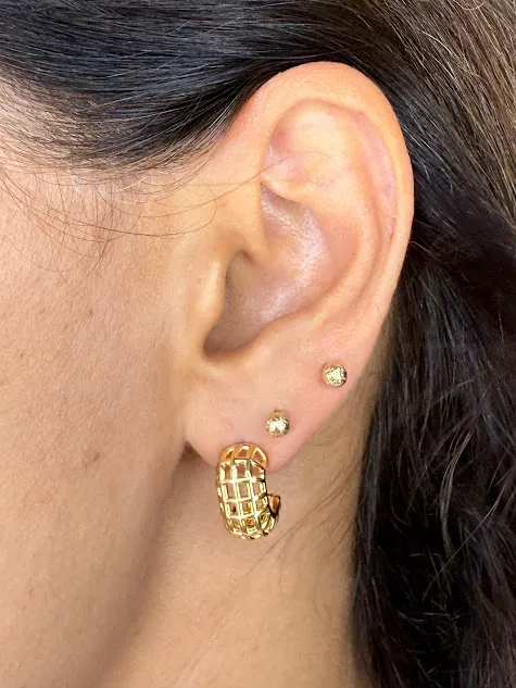 Brinco Meia Argola Trama Vazados -  Banhado a Ouro 18K