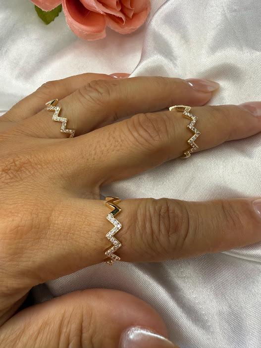 Anel Zig Zag Metade Cravejado Zircônias - Banhado a Ouro 18K