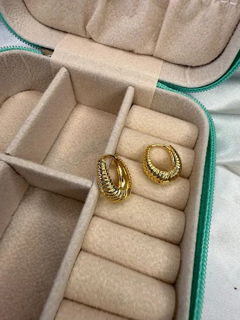 Brinco Argola Oval Texturizada - Banhado a Ouro 18K