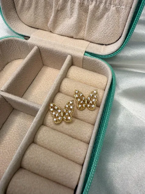 Brinco Borboleta com Zircônias - Banhado a Ouro 18K