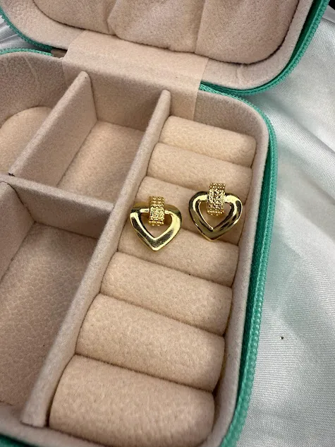Brinco Coração Vazado - Banhado a Ouro 18K