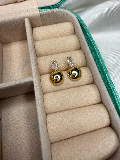 Brinco Esfera com Ponto de Luz Pequeno - Banhado a Ouro 18K