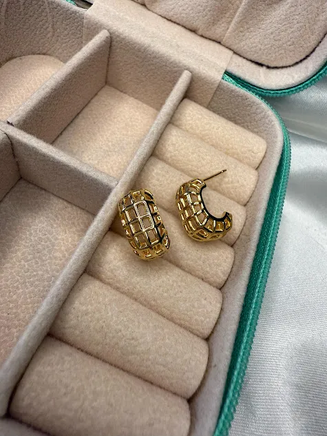 Brinco Meia Argola Trama Vazados -  Banhado a Ouro 18K