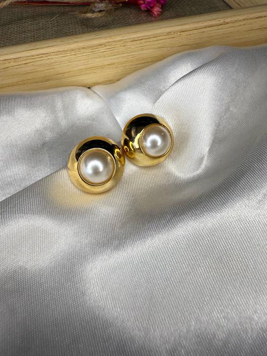 Brinco Meia Bola com Pérola - Banhado a Ouro 18K