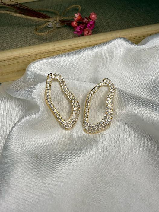 Brinco Orgânico Cravejado Zircônias Vazado -  Banhado a Ouro 18K
