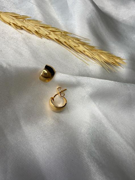 Brinco Semi Argola Boleada Curvada Pequena - Banhada a Ouro 18K