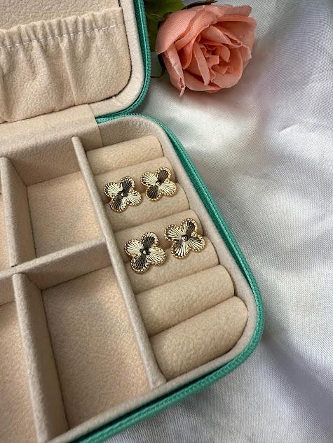 Brinco Trevo com Textura Médio (Par) - Banhado a Ouro 18K