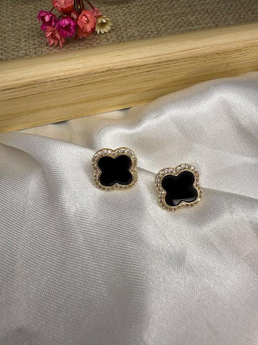 Brinco Trevo com Zircônias Preto - Banhado a Ouro 18K