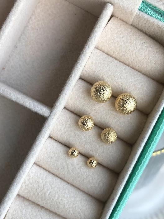 Brinco Trio de Brincos de Bolinhas com Texturas - Banhado a Ouro 18K