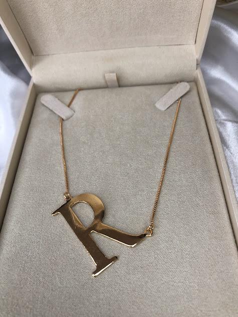 COLAR INICIAL LETRA DEITADA 45cm - Banhado a Ouro 18K