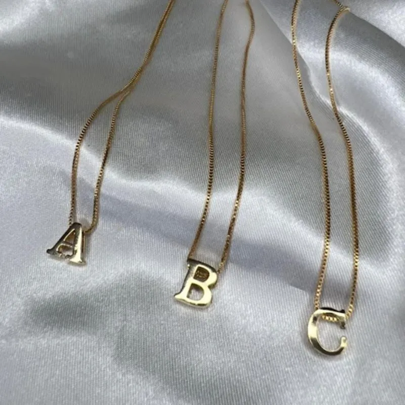 Colar Personalizado com Letra Lisa Pequena - Banhado a Ouro 18K