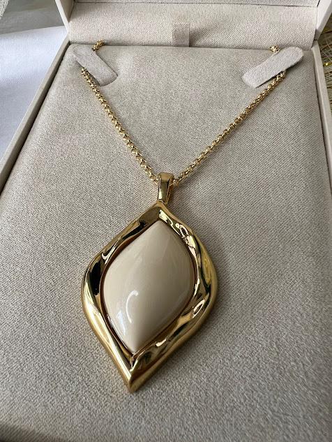 Pingente Formato Folha Resinado - Banhado a Ouro 18K