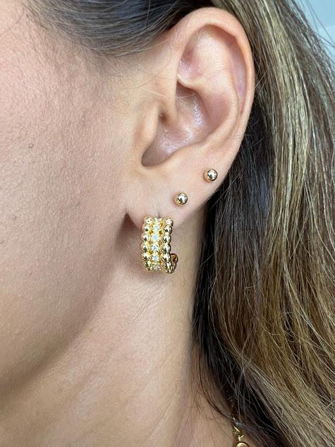 Brinco Semi Argola Cravejado com Detalhes Bolinhas - Banhado a Ouro 18k