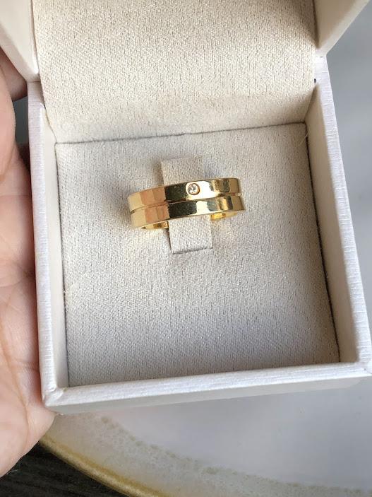 Aliança Reta Quadrada com Ponto de Luz Zircônia - Banhado a Ouro 18K