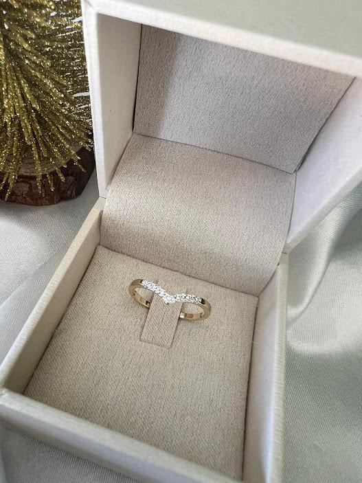 Anel Aro em V Curvado Com Zircônias Minimalista - Banhado a Ouro 18K