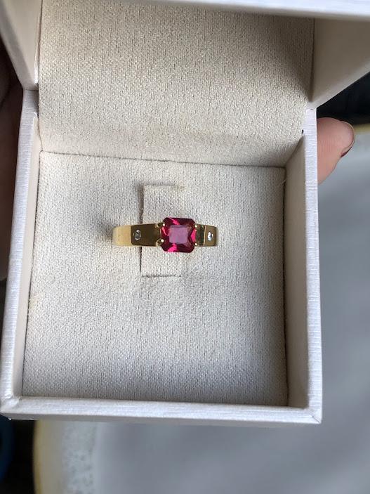Anel Formatura Pedra Pink/Rosa e com Ponto de Luz Cravejado - Banhado a Ouro 18K