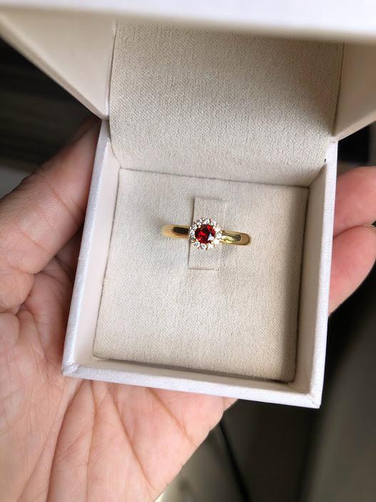 Anel Formatura Pedra Vermelha - Banhado a Ouro 18K