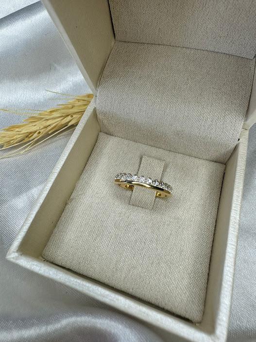 Anel Minimalista com Cravejados em Microzircônias - Banhado a Ouro 18K