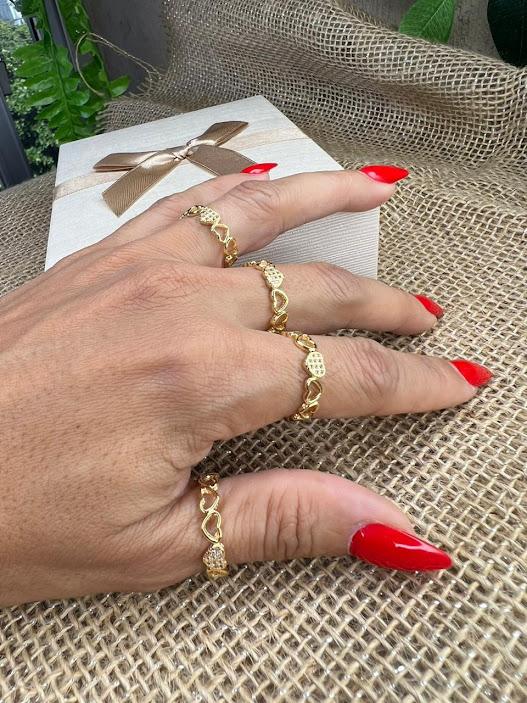 Anel Rodeado de Corações com 1 Coração Cravejado - Banhado a Ouro 18K