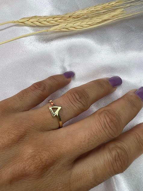 Anel Triângulo Liso Vazado - Banhado a Ouro 18K