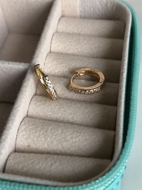 Argolinha Pequena com Cravejado Zircônias - Banhado a Ouro 18K