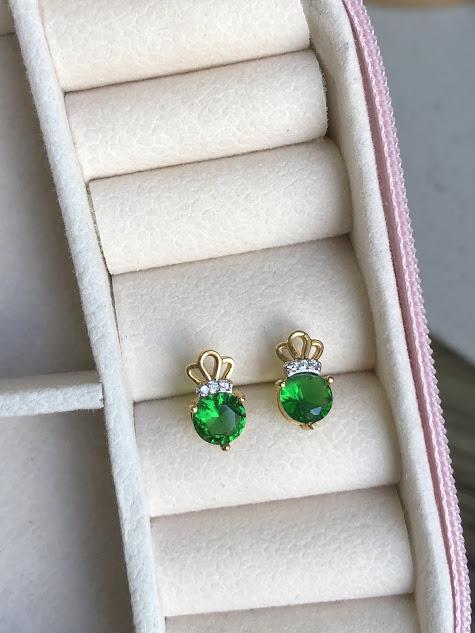 Brinco Ponto de Luz Verde e Coroa - Banhado a Ouro 18k