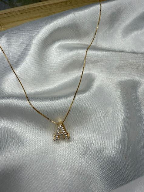 Colar Personalizado Letra A Cravejada - Banhado a Ouro 18k