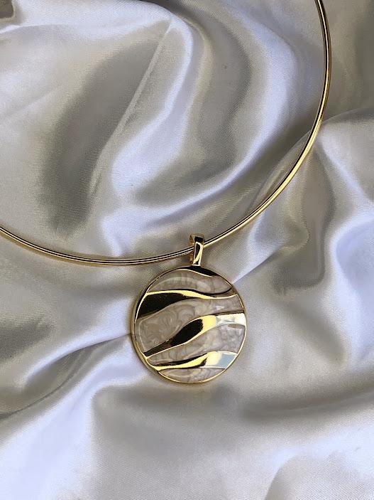 Pingente Perolado com DEtalhes Dourado - Banhado em Verniz Italiano