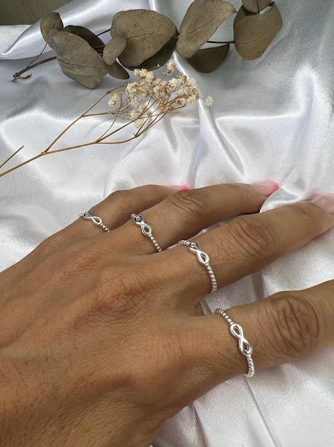 Anel Infinito com Lateral Bolinhas ( Und)- Prata 925