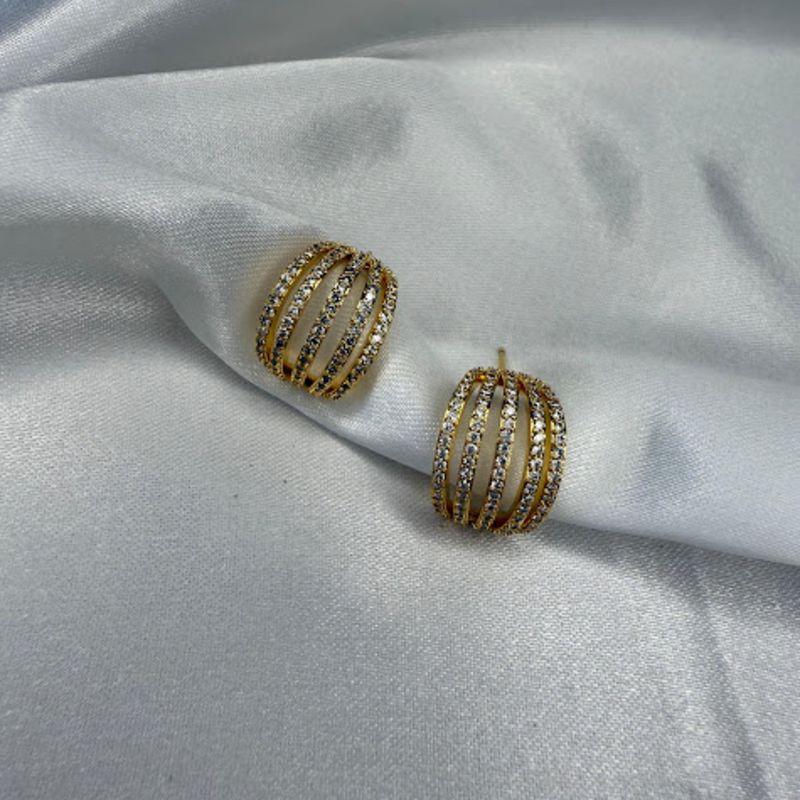 Brinco Meia Argola5 Fios Cravejado Zircônias - Banhado a Ouro 18k