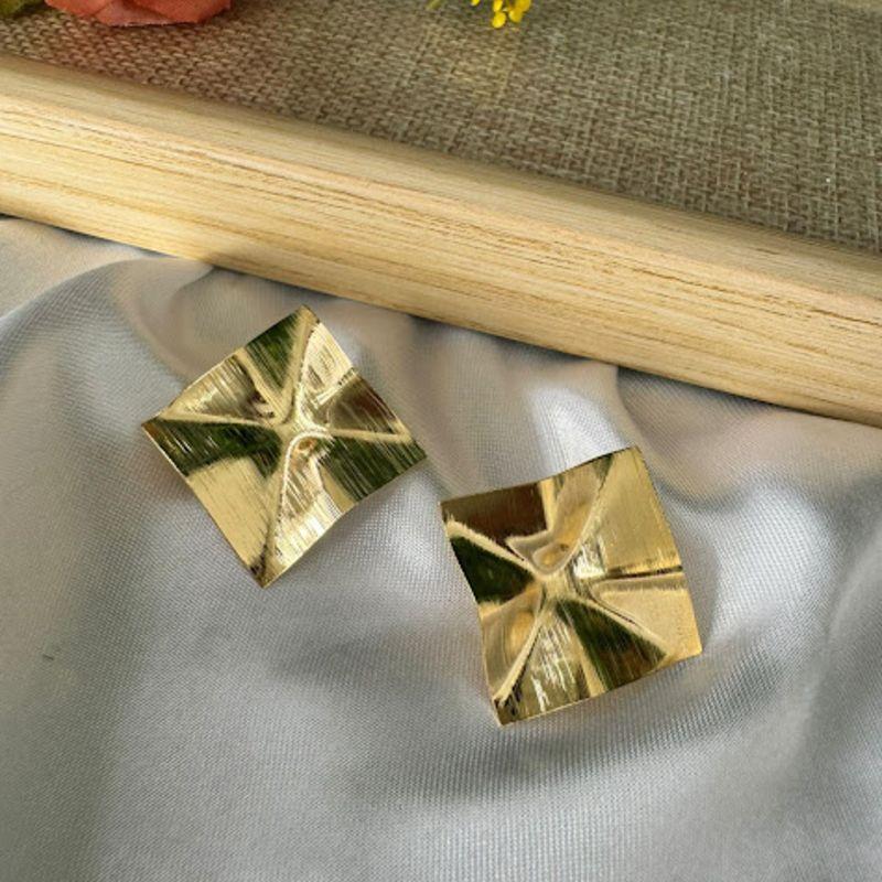 Brinco Quadrado Martelado - Banhado a Ouro 18K