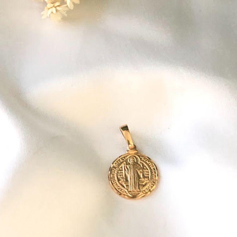 Pingente Medalhinha de São Bento Pequeno 1,5cm - Banhado a Ouro 18k