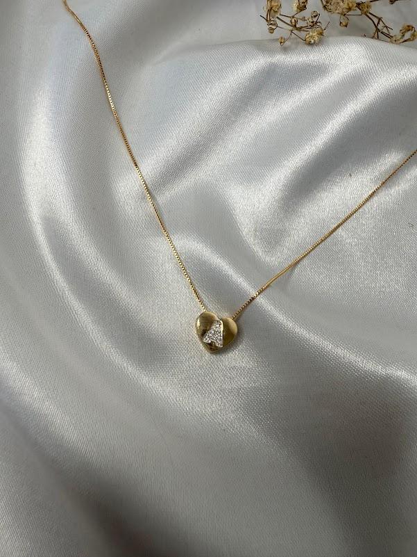 Colar com Pingente Letra Cravejada no Coração - Banhado a Ouro 18K