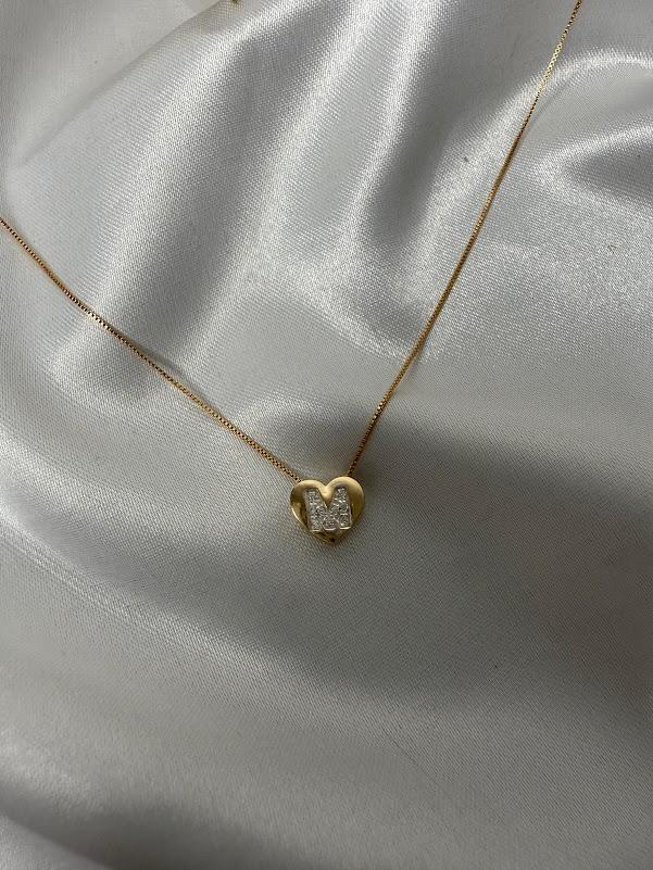 Colar com Pingente Letra Cravejada no Coração - Banhado a Ouro 18K