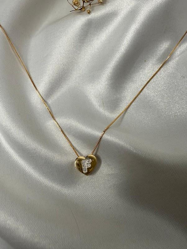 Colar com Pingente Letra Cravejada no Coração - Banhado a Ouro 18K