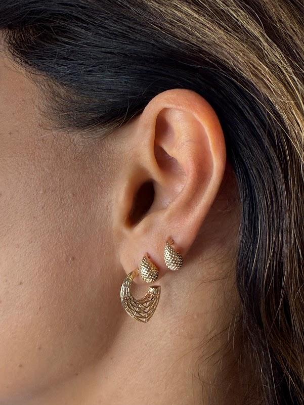 Brinco Semi Argola Trama Vazada - Banhado a Ouro 18k