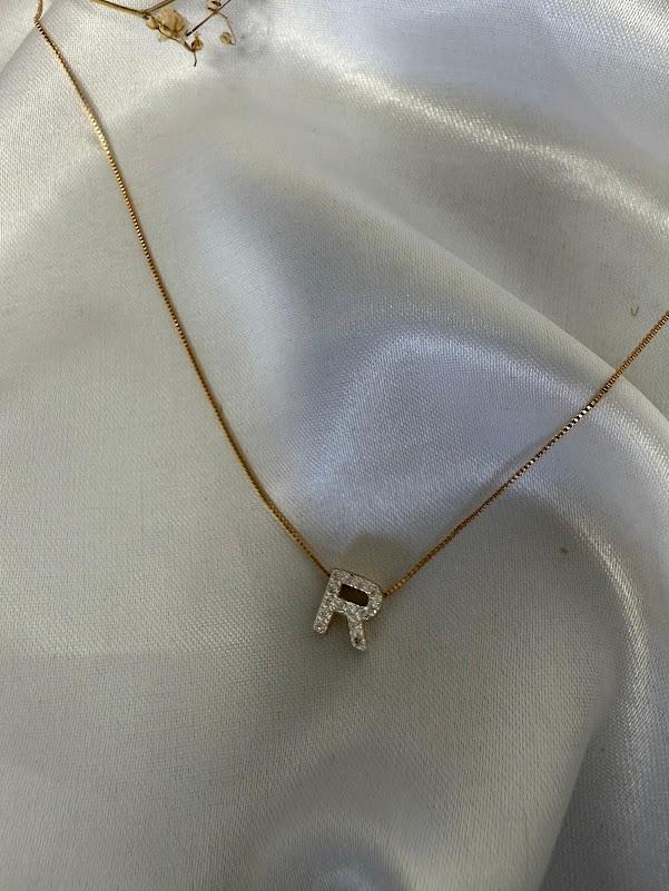 Colar Personalizado com Letra Pequena Cravejado Zircônias - Banhado a Ouro 18K