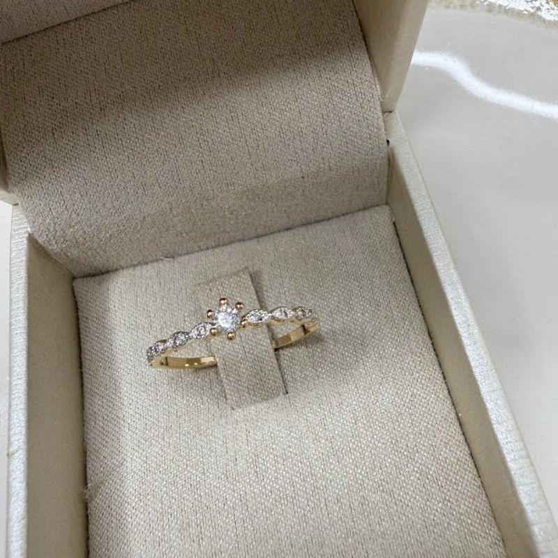 Anel Solitário com Cravejado Lateral Zircônias - Banhado a Ouro 18k