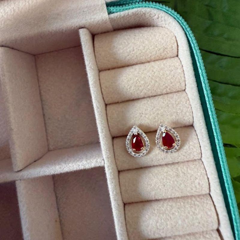 Brinco Gota Delicada Vermelha Cravejada Zircônias - Banhado a Ouro 18k