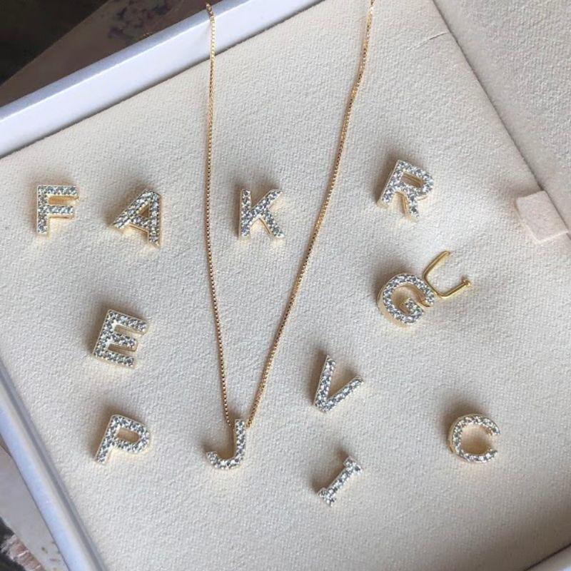 Colar Personalizado com Letra Pequena Cravejado Zircônias - Banhado a Ouro 18K