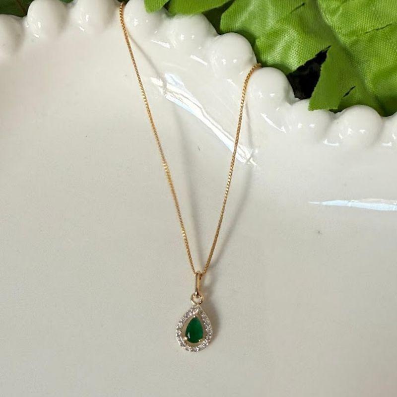 Colar Pingente Gota Delicada Verde Esmeralda Cravejada Zircônias - Banhado a Ouro 18k