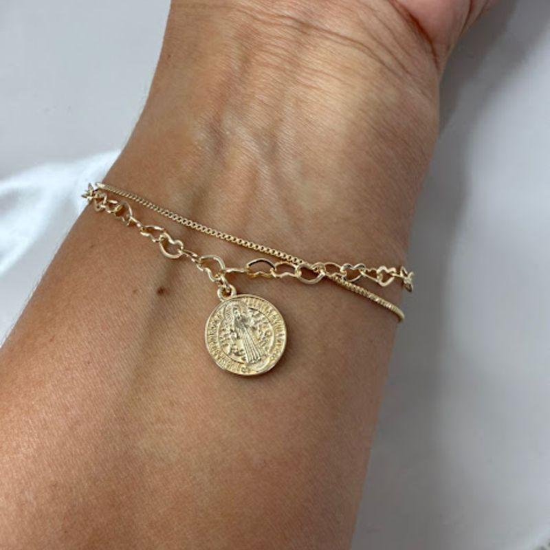 Pulseira Dupla com Elos de Corações Medalhinha de São Bento - Banhado a Ouro 18k