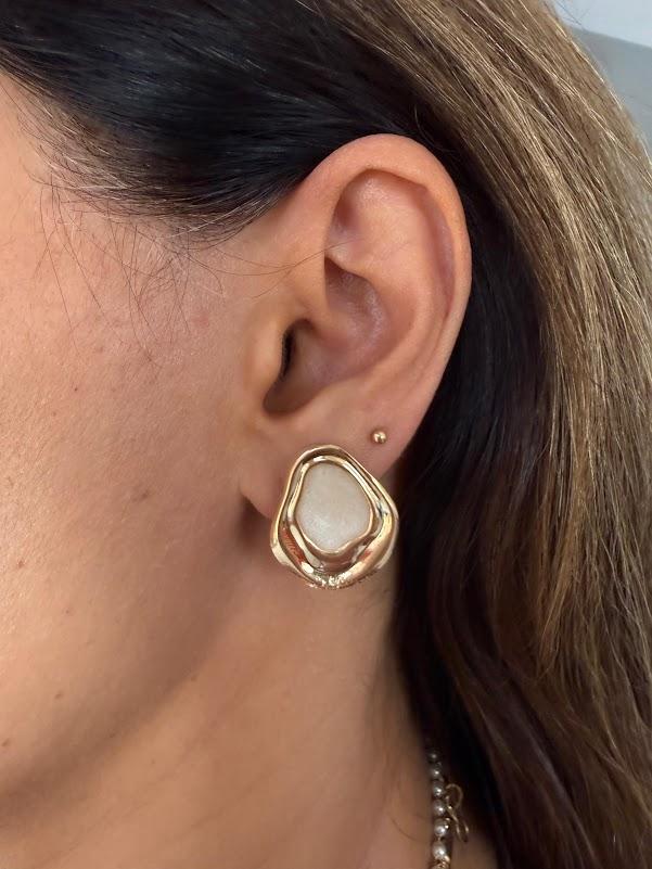 Brinco Orgânico Resina Perolado - Banhado em Ouro 18k
