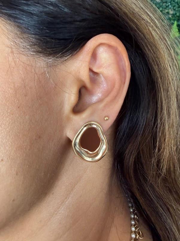 Brinco Orgânico Resina Marrom - Banhado em Ouro 18k