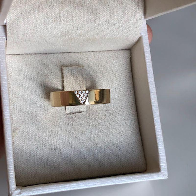 Anel Aliança com V Cravejado Zircônias Inspiração Joia - Banhado a Ouro 18K