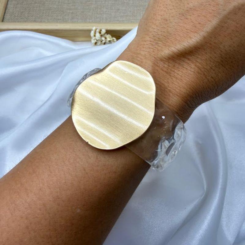 Bracelete Acrílico Maximalista com Detalhe Dourado